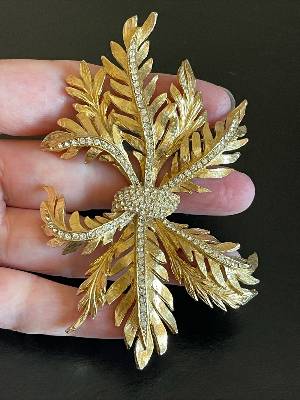 Vintage EX large Gold tone Leaf rhinestone Accent Brooch .